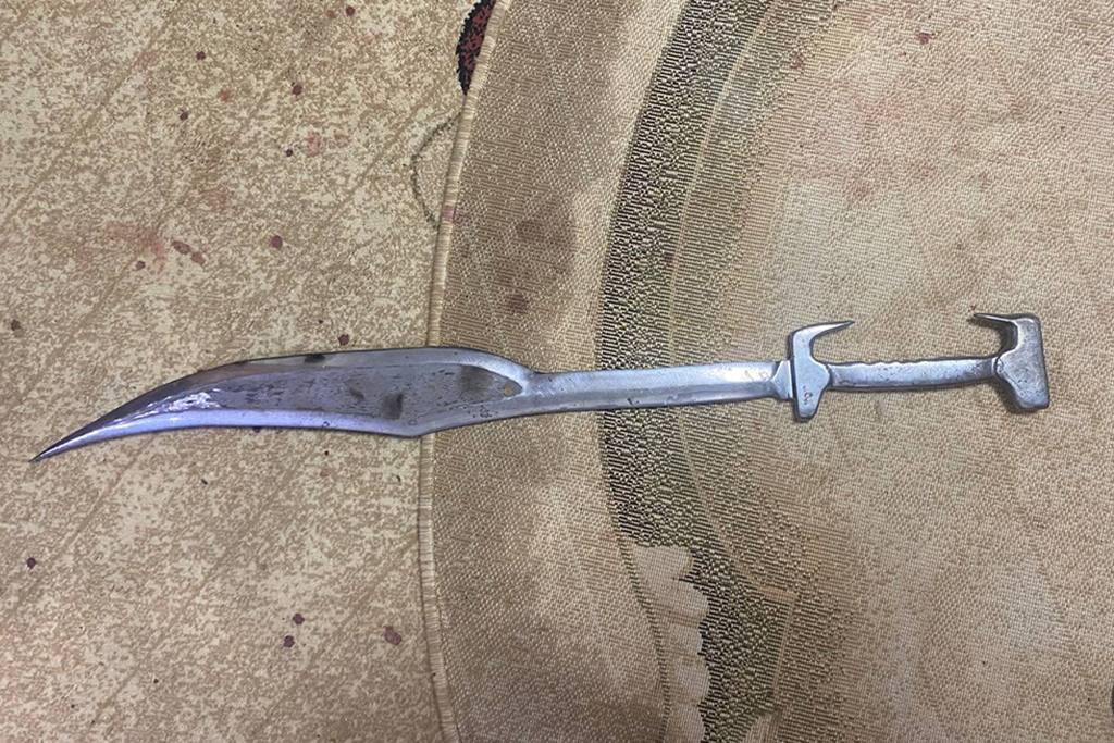 Житель Саратова захотел почувствовать себя спартанцем и изготовил меч