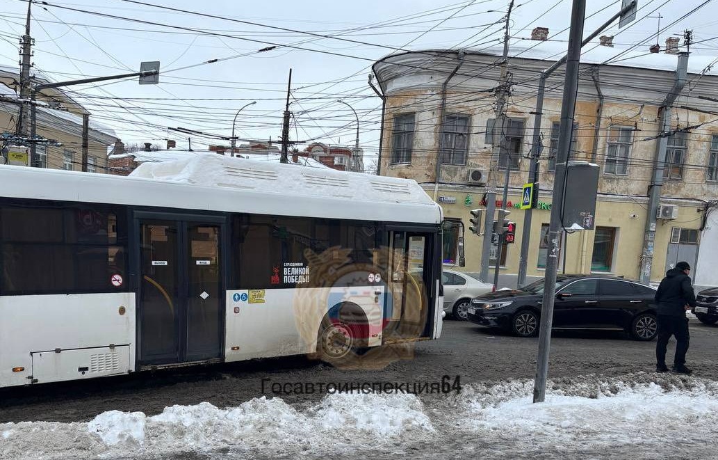 Автобус сбил женщину в центре Саратова