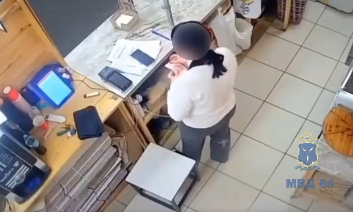 Сотрудница саратовской пиццерии обнесла кассу в первый же день работы