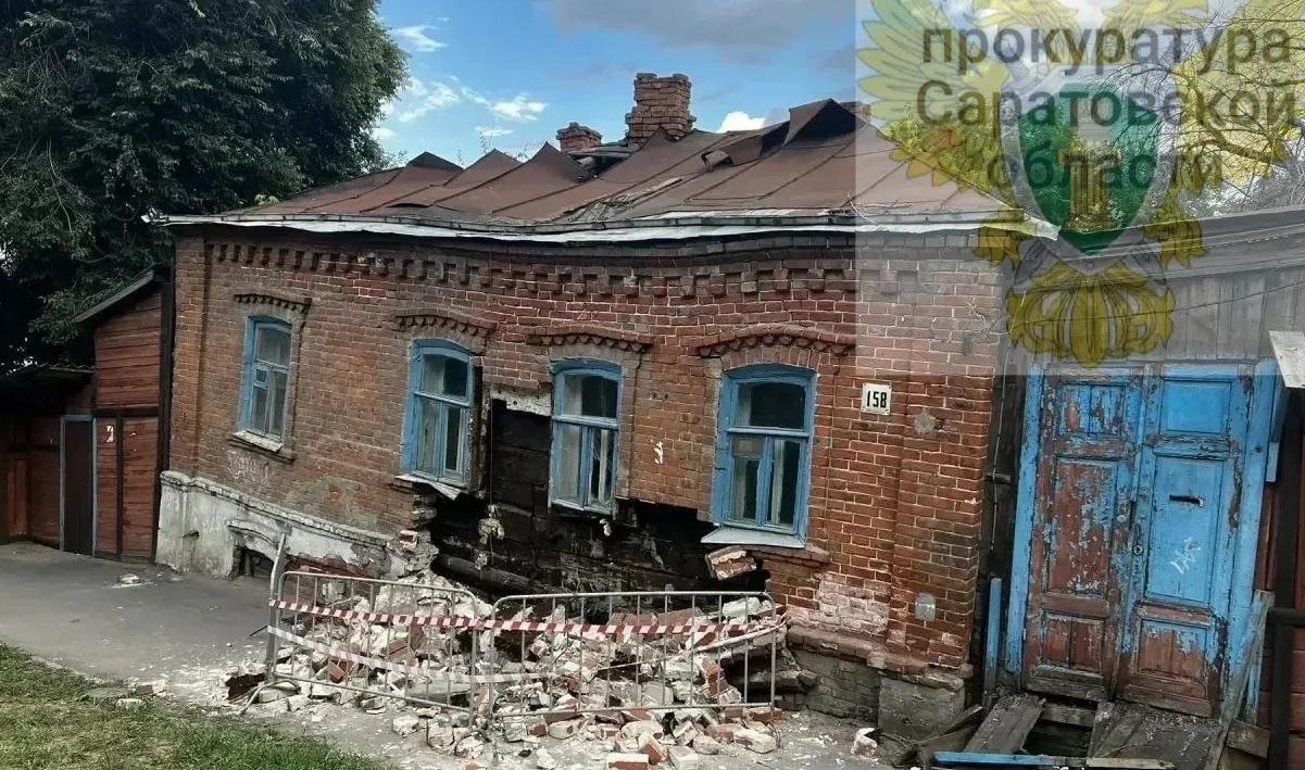 Фасад векового дома обрушился в центре Саратова Фасад векового дома обрушился в центре Саратова