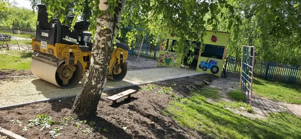 В сёлах Саратовской области ремонтируют дворы школ и детских садов