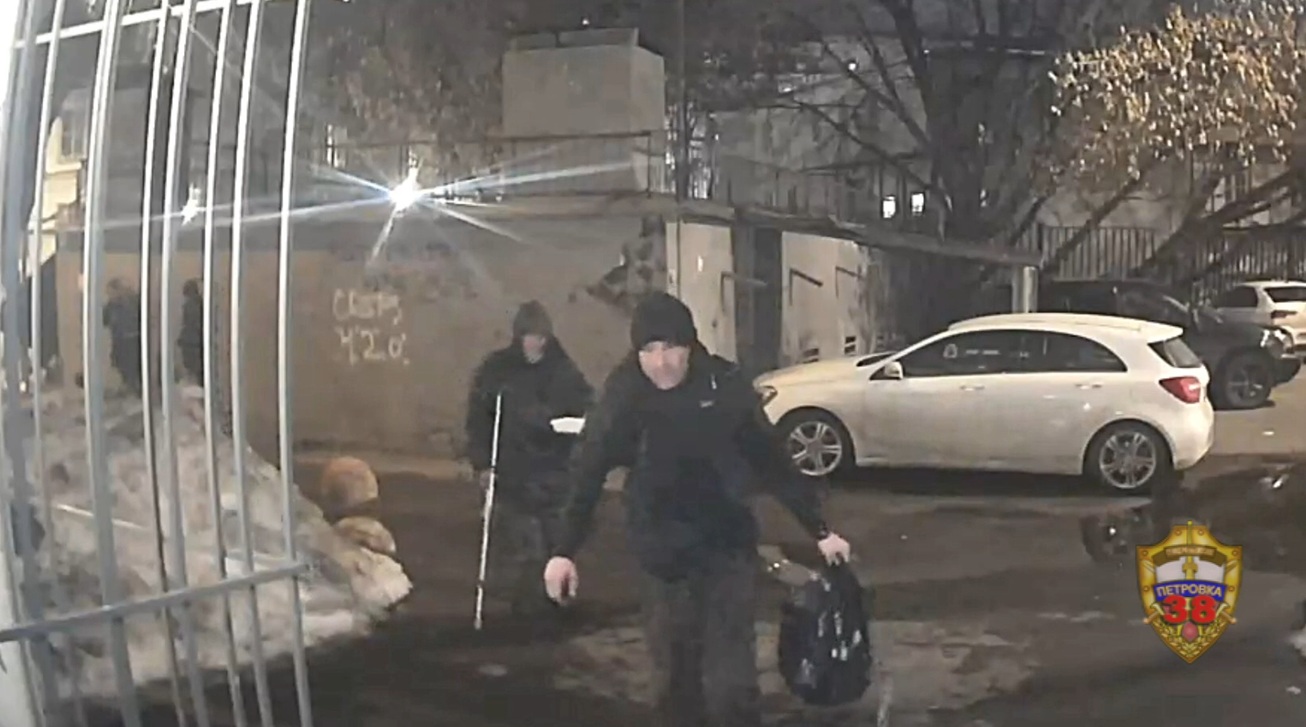 В Москве саратовец обокрал уснувшего в подъезде мужчину и бросился на него с ножом