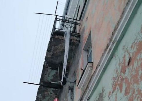 На улицах Саратова прохожих подстерегают гигантские сосульки-убийцы