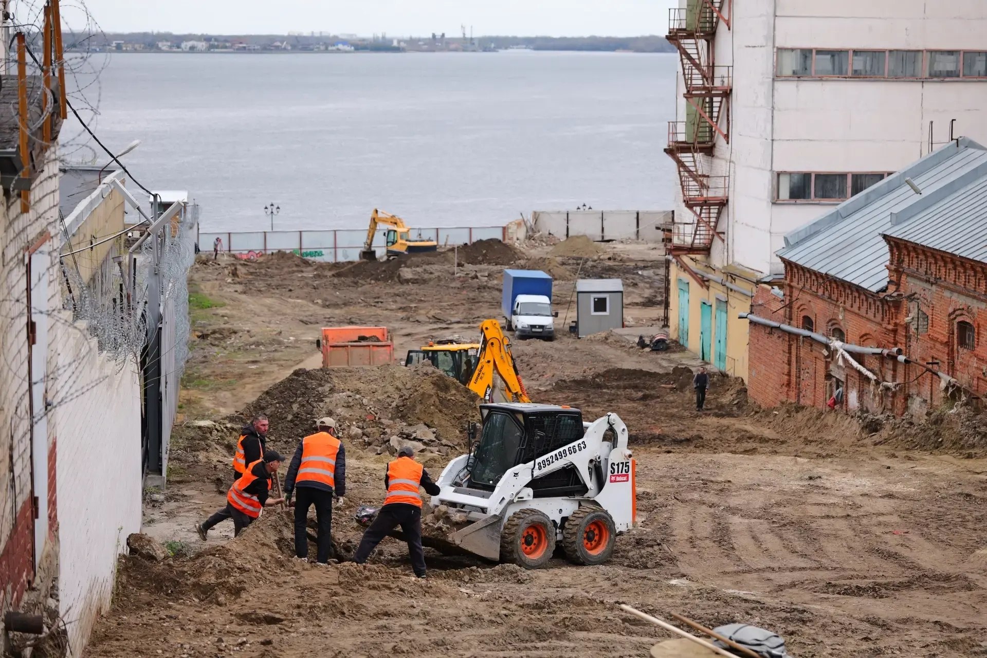 В Саратове начали благоустраивать спуск к Волге от Триумфальной арки В Саратове начали благоустраивать спуск к Волге от Триумфальной арки