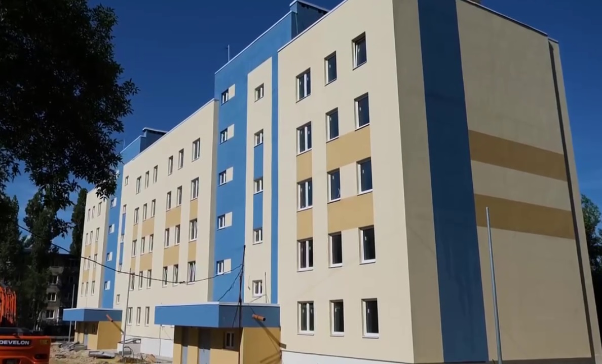 Врачам открывшегося в Саратове онкоцентра начали передавать служебные квартиры