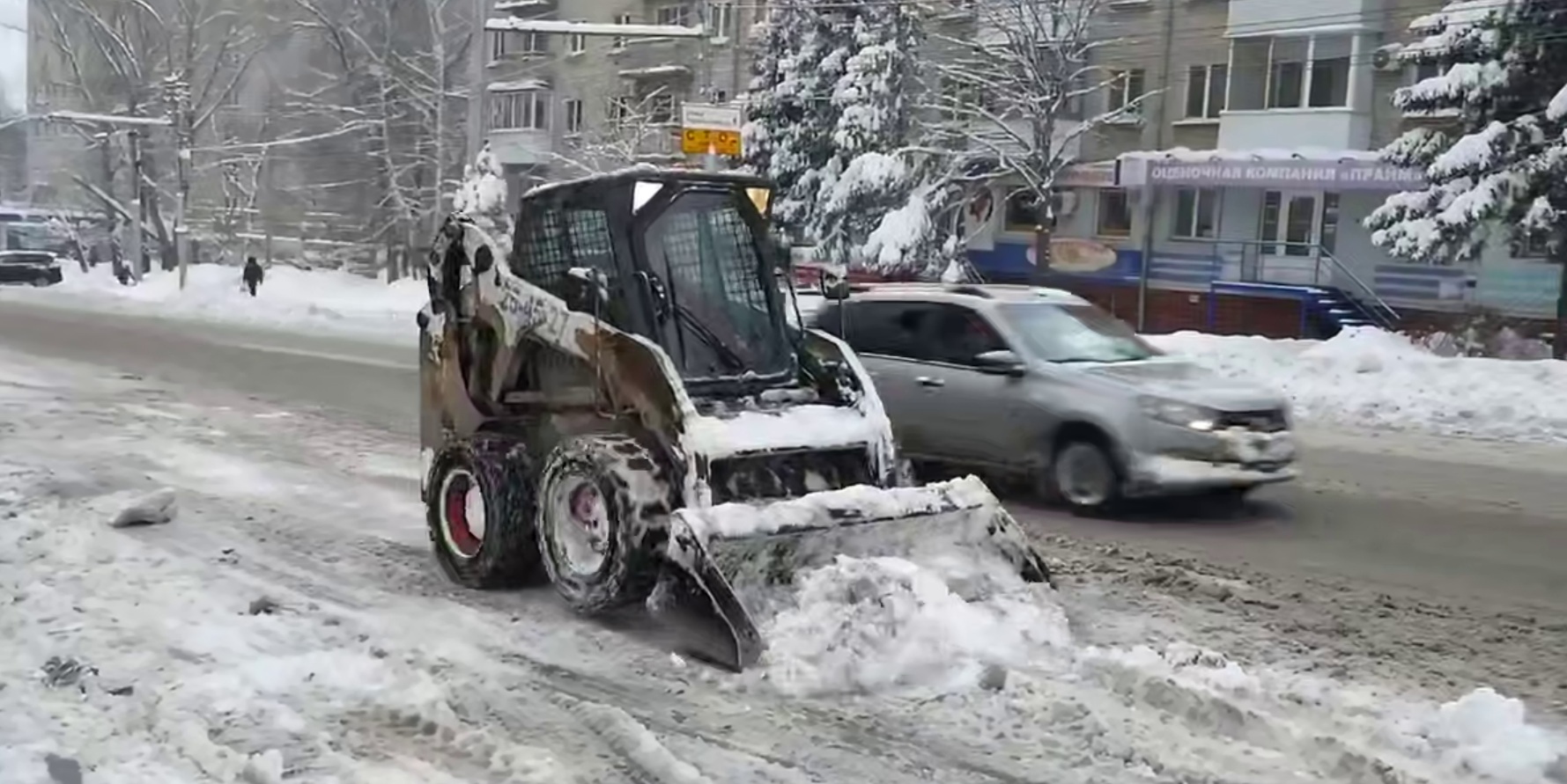 За сутки с улиц Саратова вывезли 22 тысячи кубометров снега За сутки с улиц Саратова вывезли 22 тысячи кубометров снега
