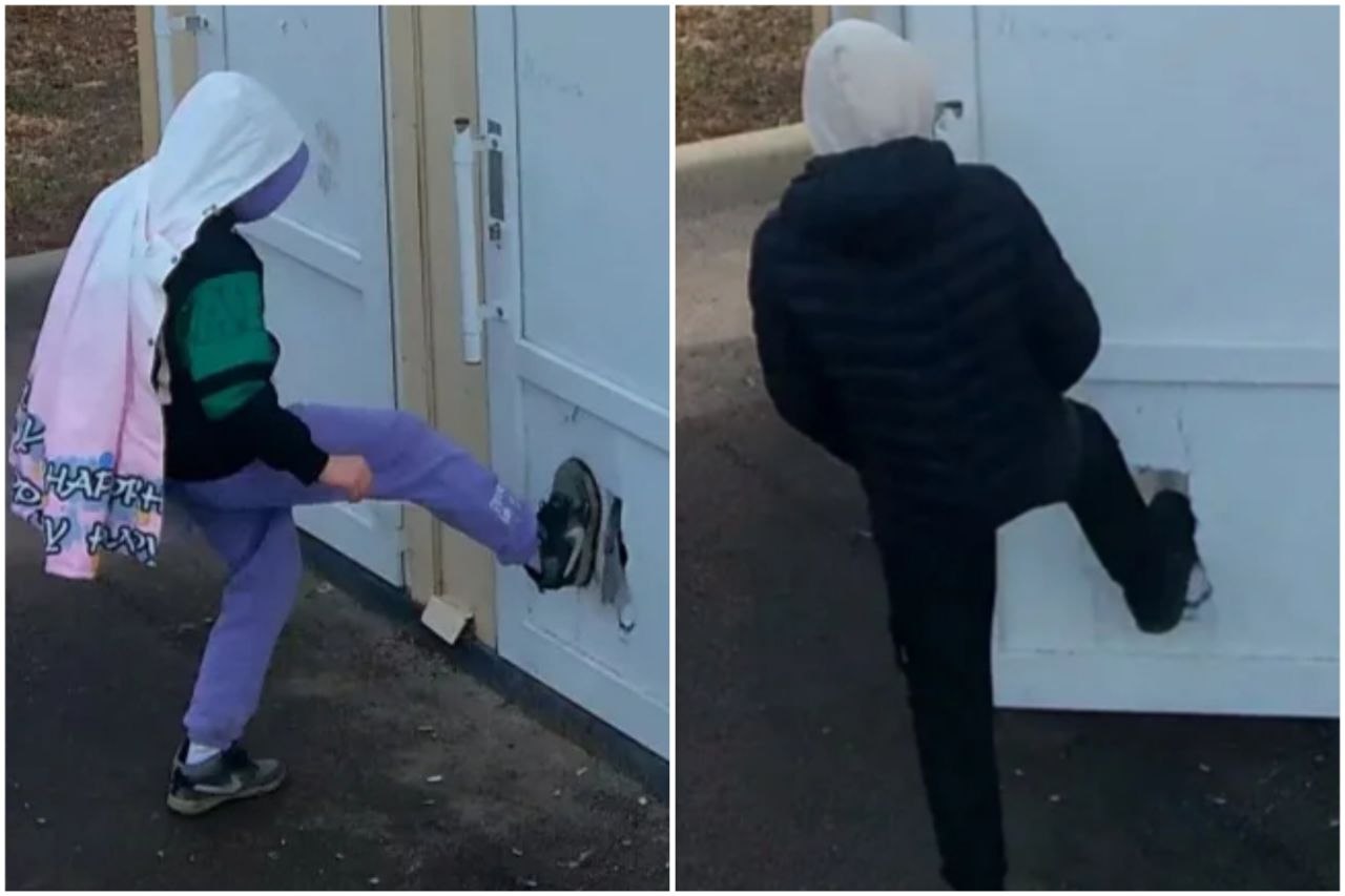 Малолетние вандалы изуродовали двери общественного туалета в саратовском парке Малолетние вандалы изуродовали двери общественного туалета в саратовском парке