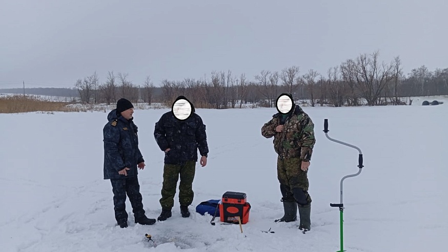 У саратовских рыбаков отобрали почти 100 килограммов улова и километр сетей