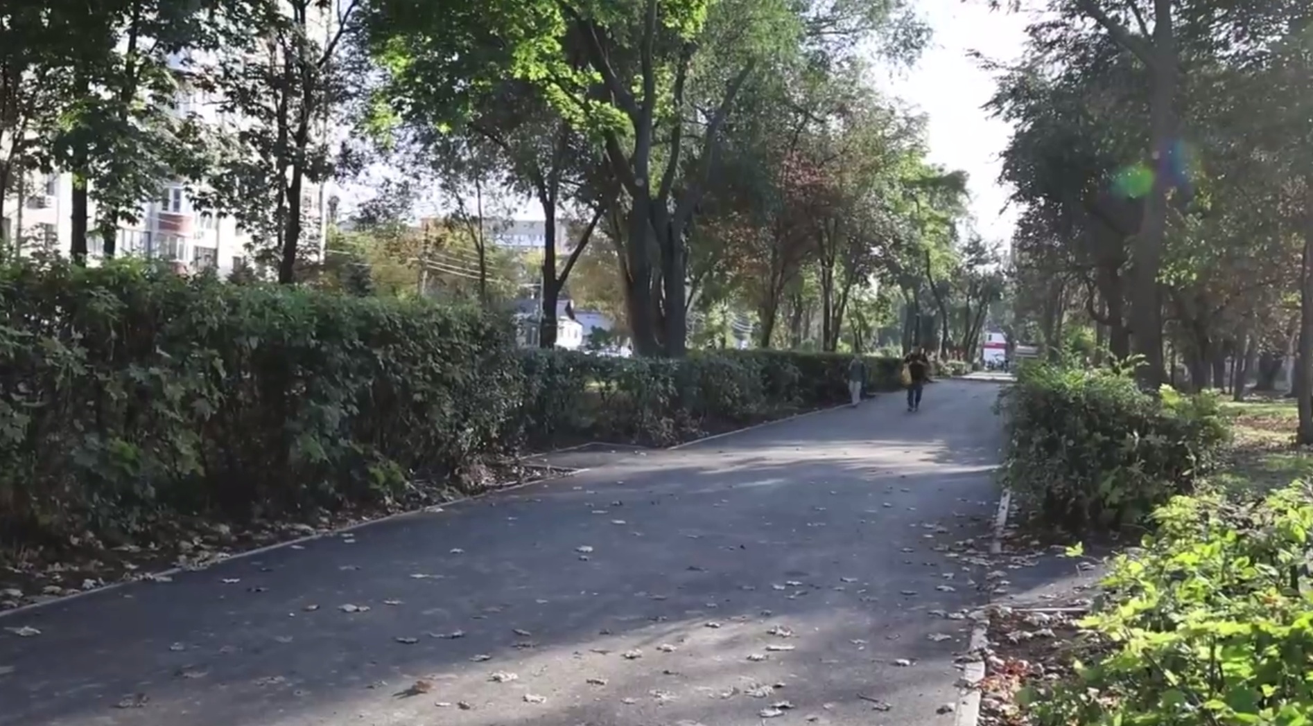 На бульваре по Астраханской завершают асфальтирование дорожек На бульваре по Астраханской завершают асфальтирование дорожек