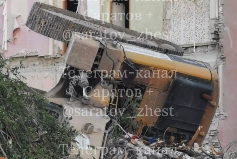 В Саратове перевернулся экскаватор во время разбора завалов на Крымской В Саратове перевернулся экскаватор во время разбора завалов на Крымской