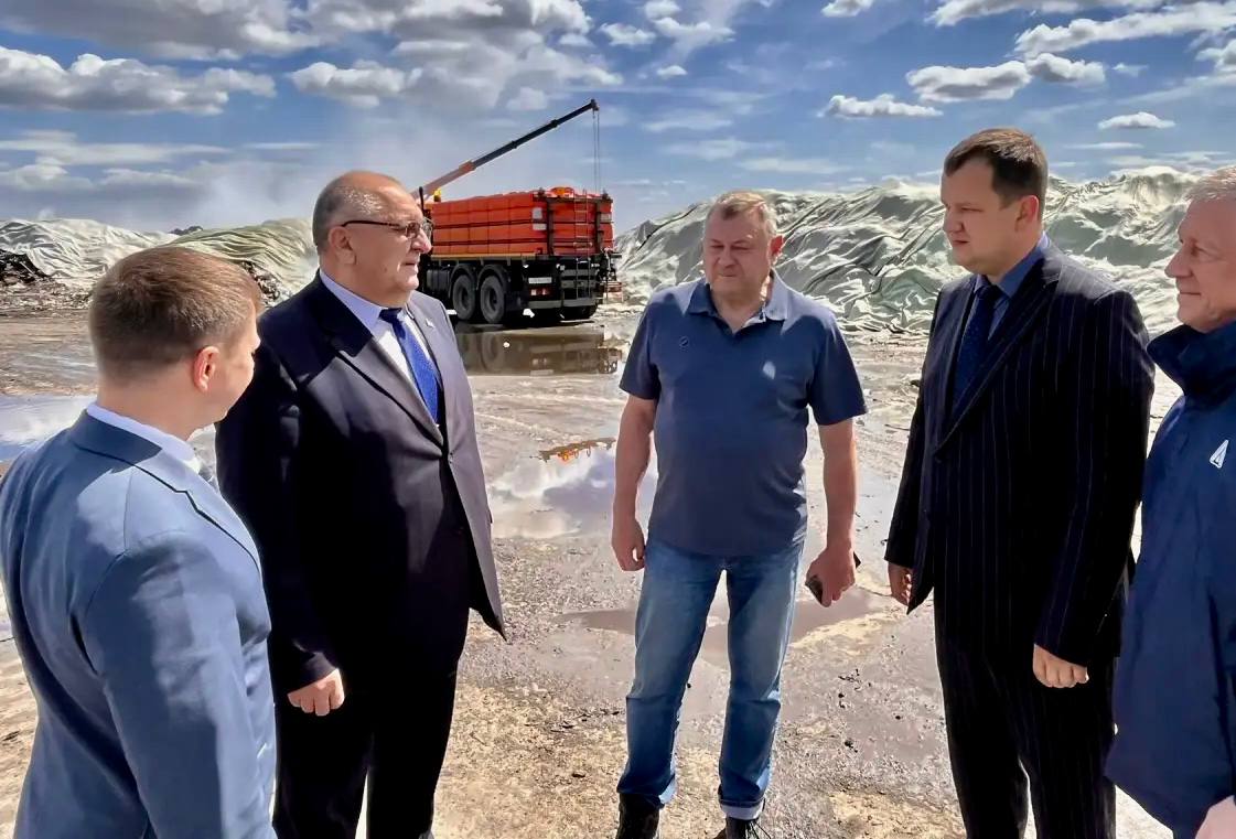 В Саратова пока не могут потушить пожар на мусорной станции в Елшанке В Саратова пока не могут потушить пожар на мусорной станции в Елшанке