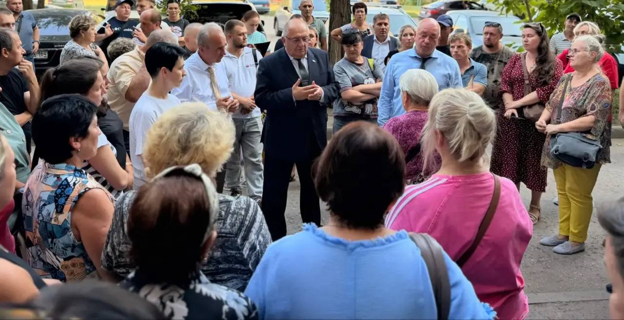 В Саратове устанавливают окна в поврежденных при атаке БПЛА домах В Саратове устанавливают окна в поврежденных при атаке БПЛА домах