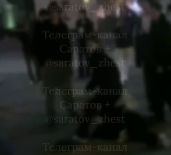 Толпа хулиганов избила и облила зелёнкой 15-летнюю девочку в центре Саратова Толпа хулиганов избила и облила зелёнкой 15-летнюю девочку в центре Саратова