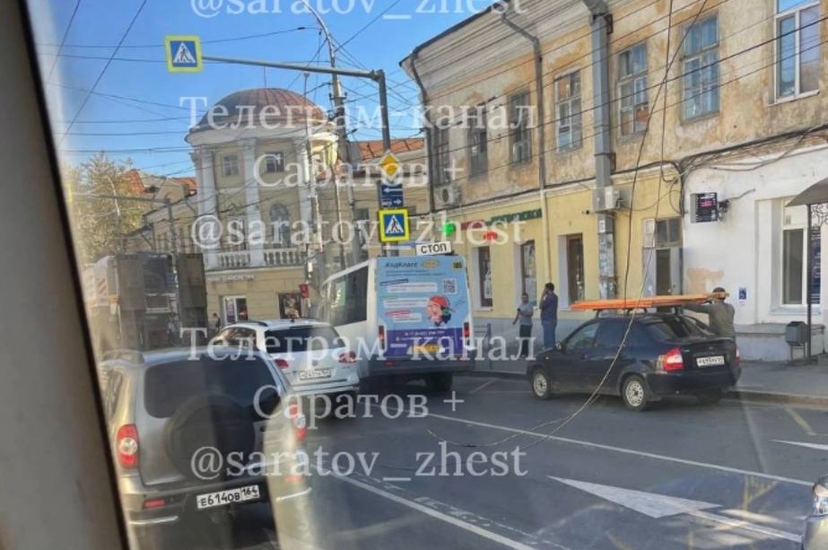 Из-за обрыва проводов в центре Саратова встали троллейбусы Из-за обрыва проводов в центре Саратова встали троллейбусы