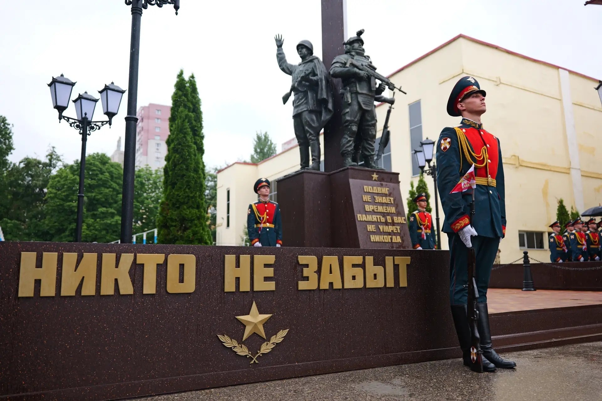 В Саратове открыли мемориал погибшим при исполнении долга росгвардейцам