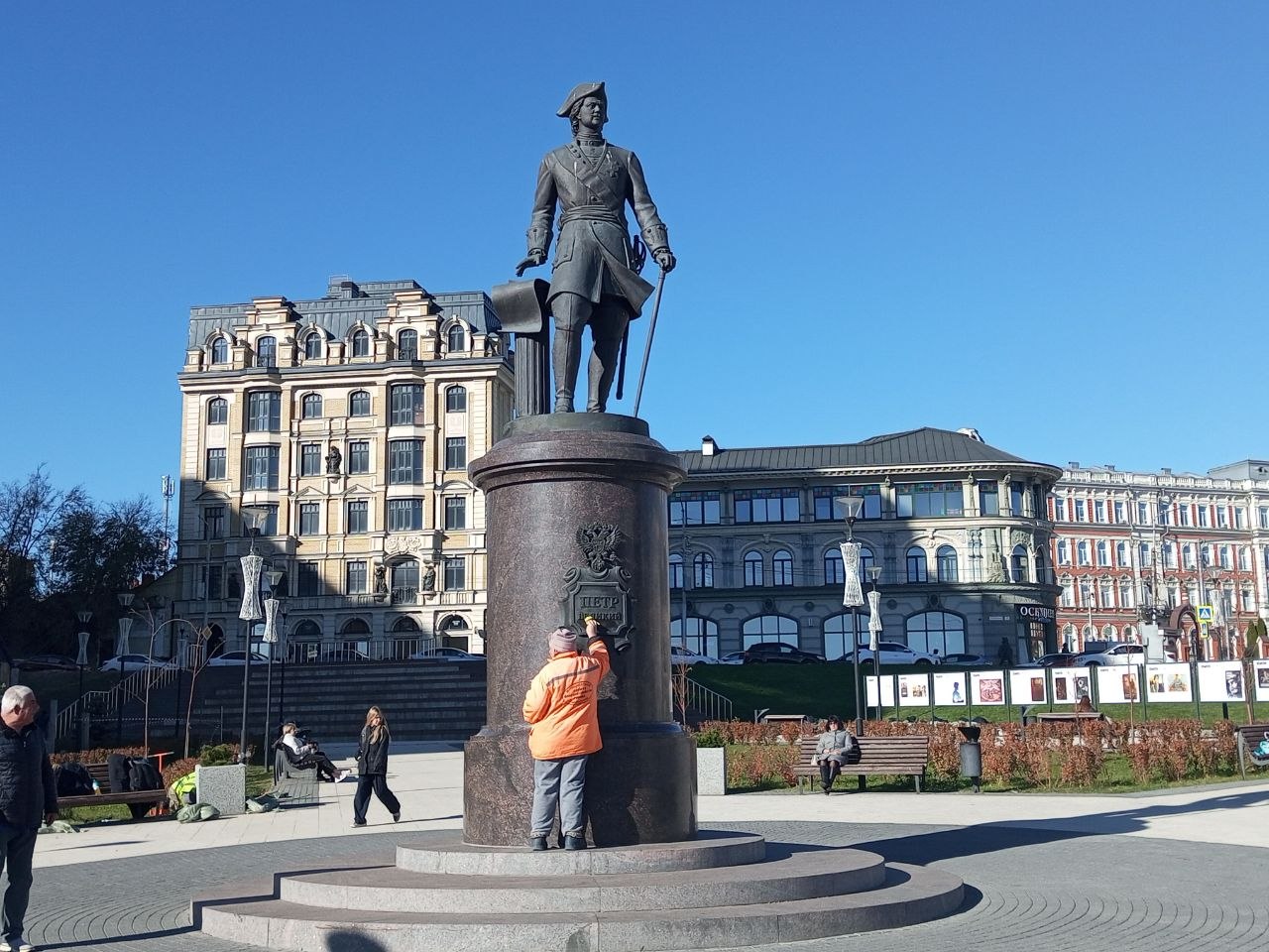 В Саратове оперативно затёрли нецензурную надпись на памятнике Петру I В Саратове оперативно затёрли нецензурную надпись на памятнике Петру I
