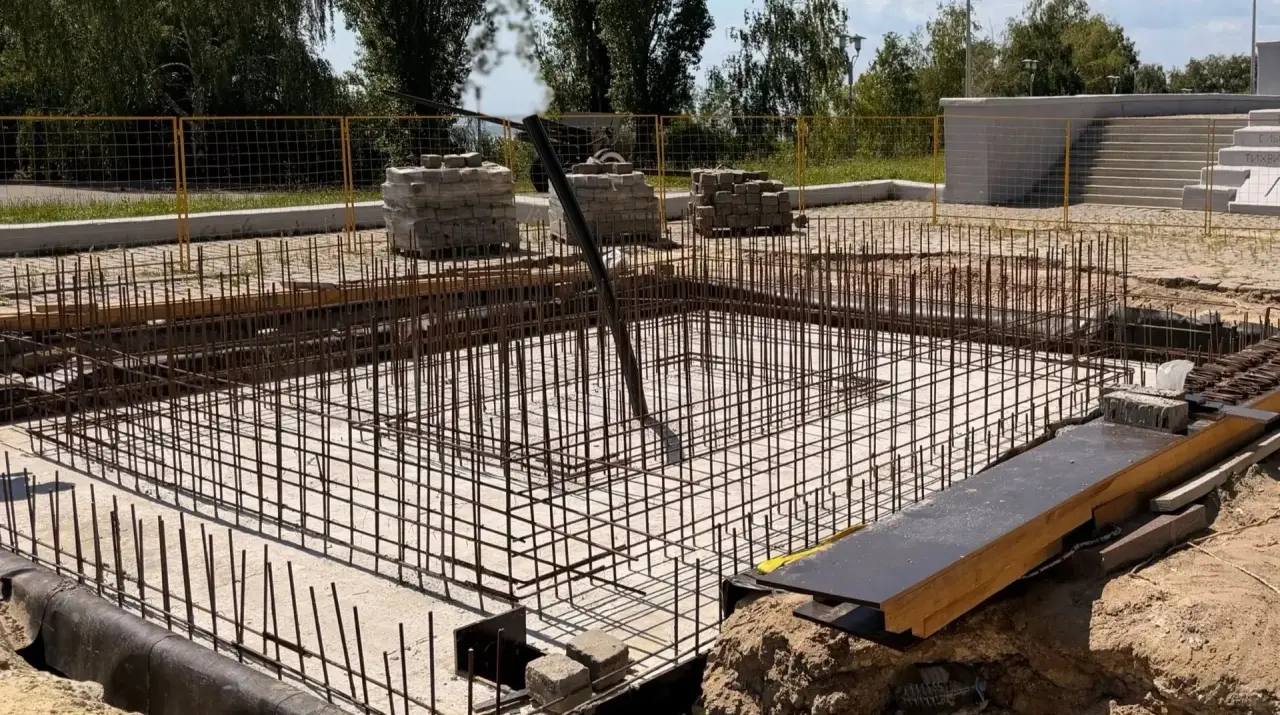 В Саратове разобрали фонтан «Плачущий камень» в Парке Победы