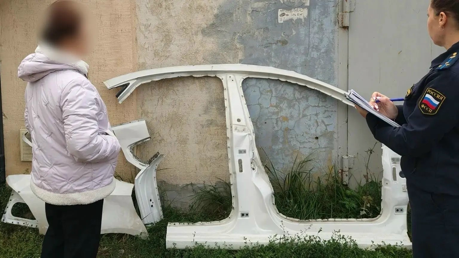 Саратовчанку обязали отдать деталь машины, пострадавшую от падения ветки