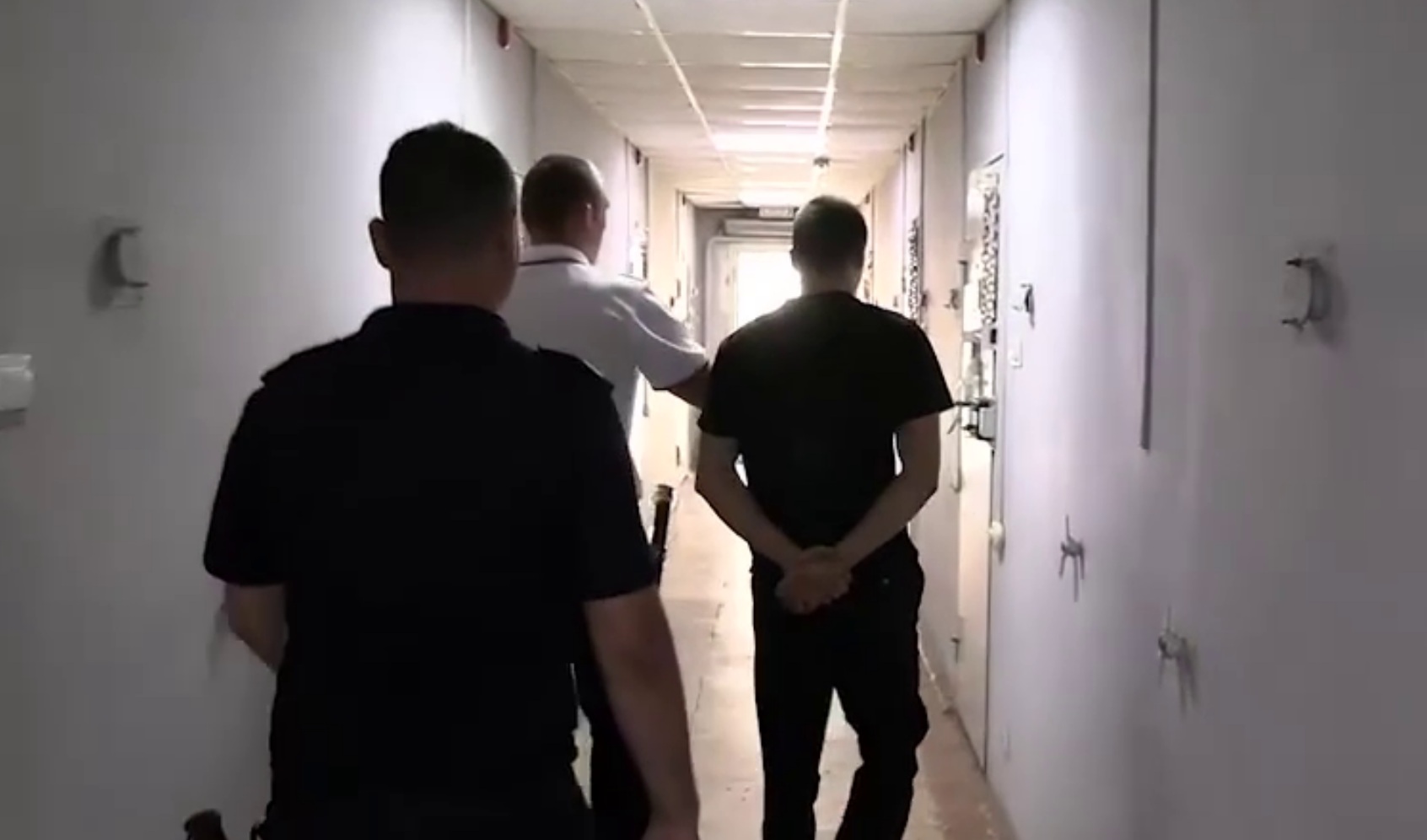 «Спрятали ломы в зарослях камыша»: под Саратовом задержали банду налётчиков, ограбившую магазин шин и ювелирную лавку