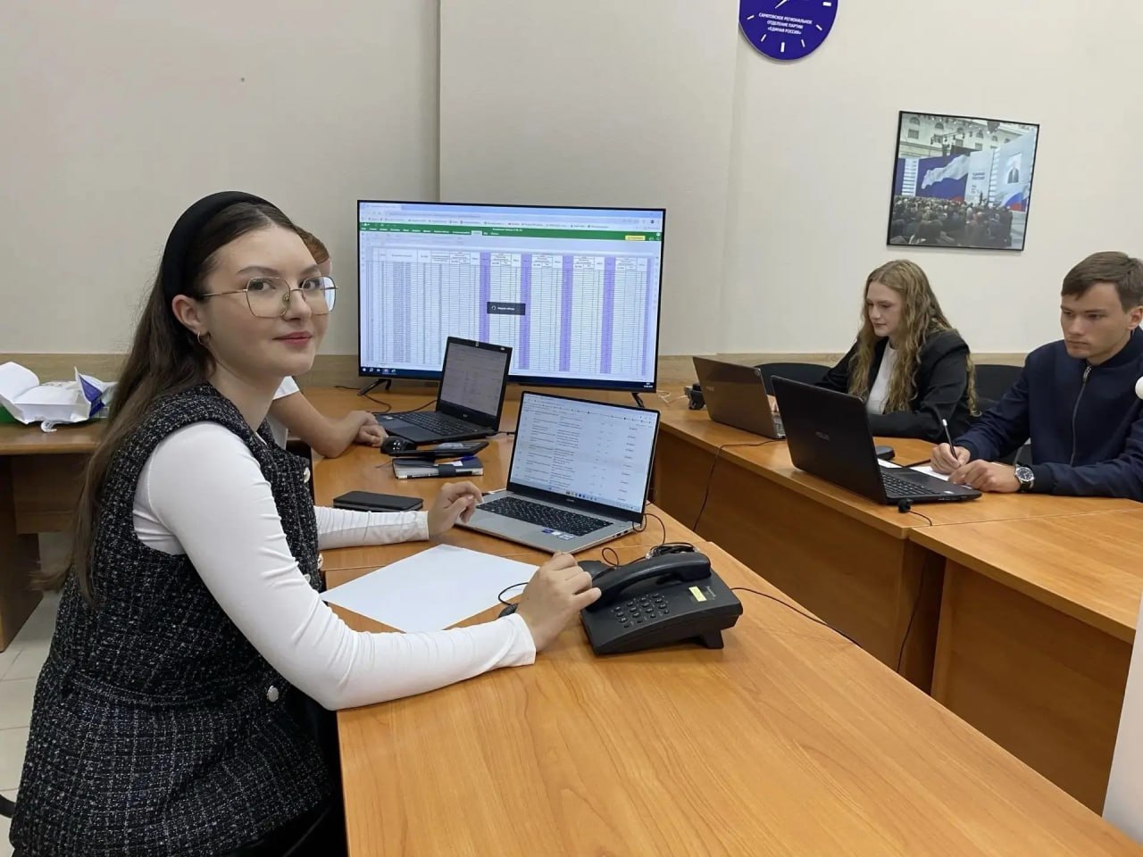 Для поддержки саратовских избирателей заработал ситуационный центр «Единой России» Для поддержки саратовских избирателей заработал ситуационный центр «Единой России»