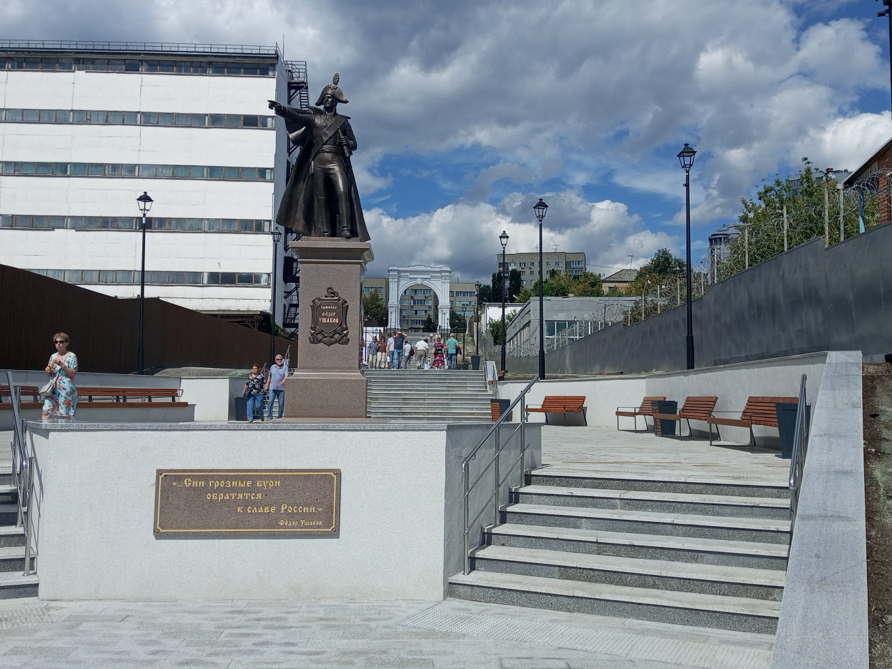 Саратовцы устраивают фотосессии на лестнице к Волге от Триумфальной арки