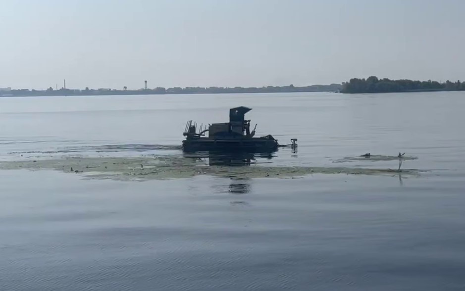 Плавающая техника собрала в Волге мусор и водоросли у набережной Саратова Плавающая техника собрала в Волге мусор и водоросли у набережной Саратова
