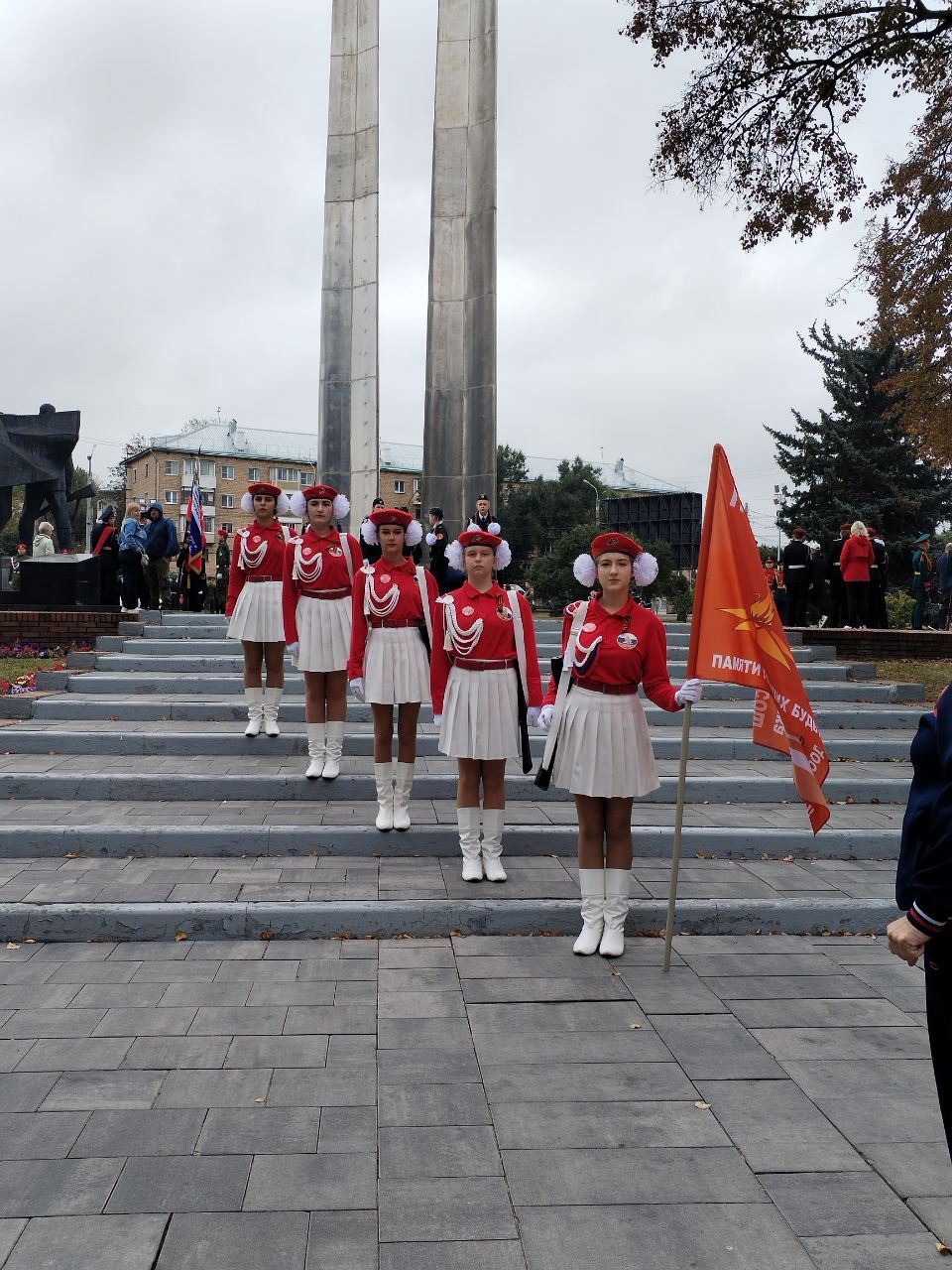 Балтайские школьницы у поста №1 в Туле