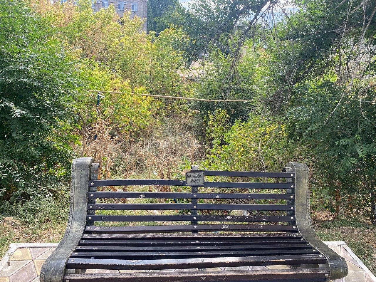 Сломанная лавочка в Ершове