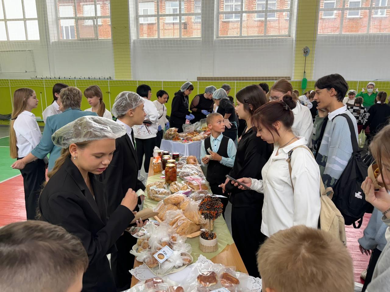 Ярмарка в школе Пугачева булочки