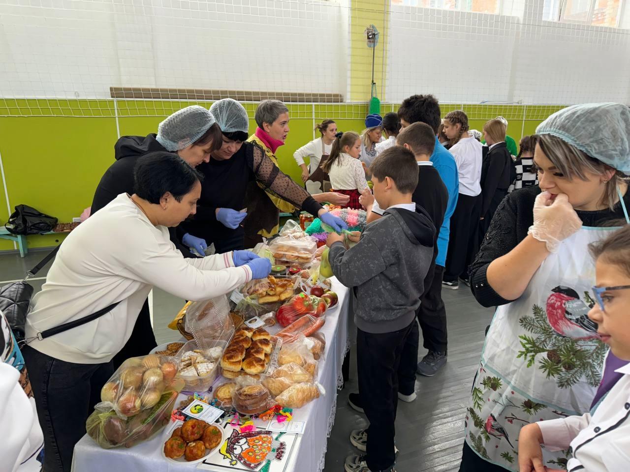 Ярмарка в школе Пугачева пирожки