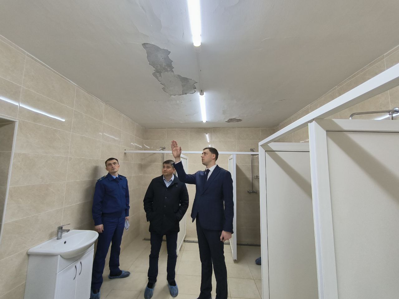 Максим Калядин в бассейне