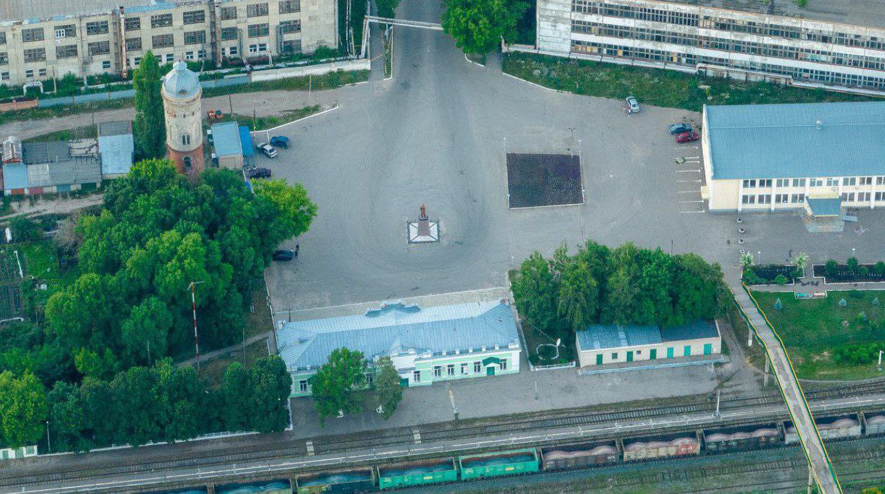 Площадь у вокзала в Петровске