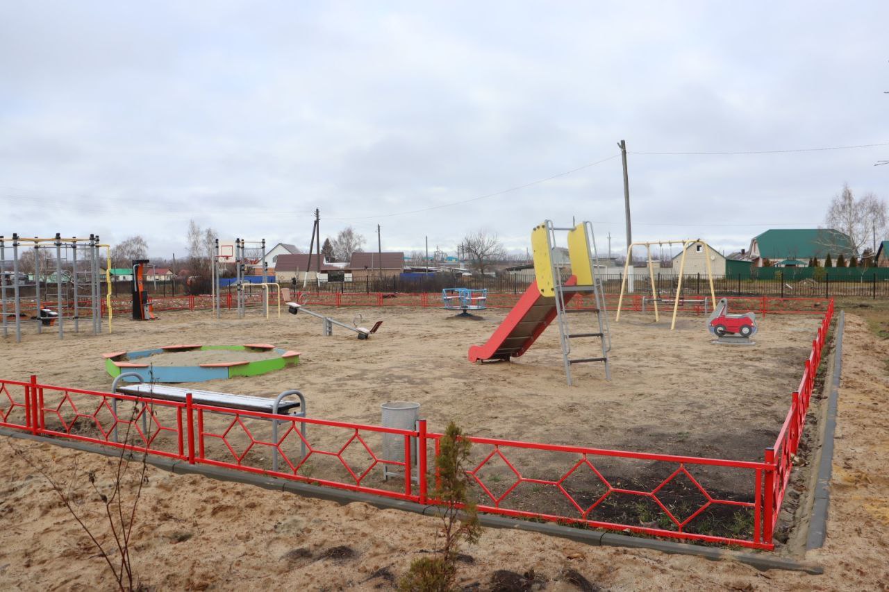 Обновленный сквер в Лопуховке