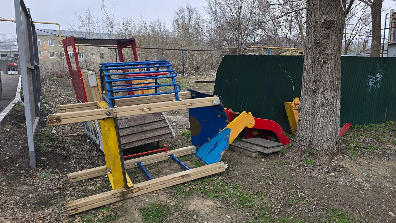 Старая детская площадка в Красноармейске