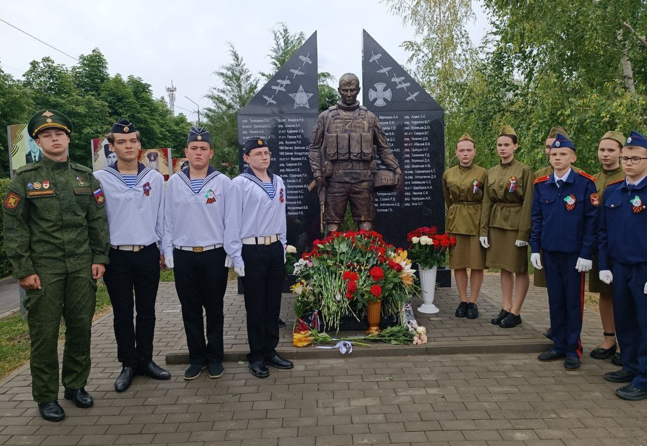 Памятник героям в Степном вахта