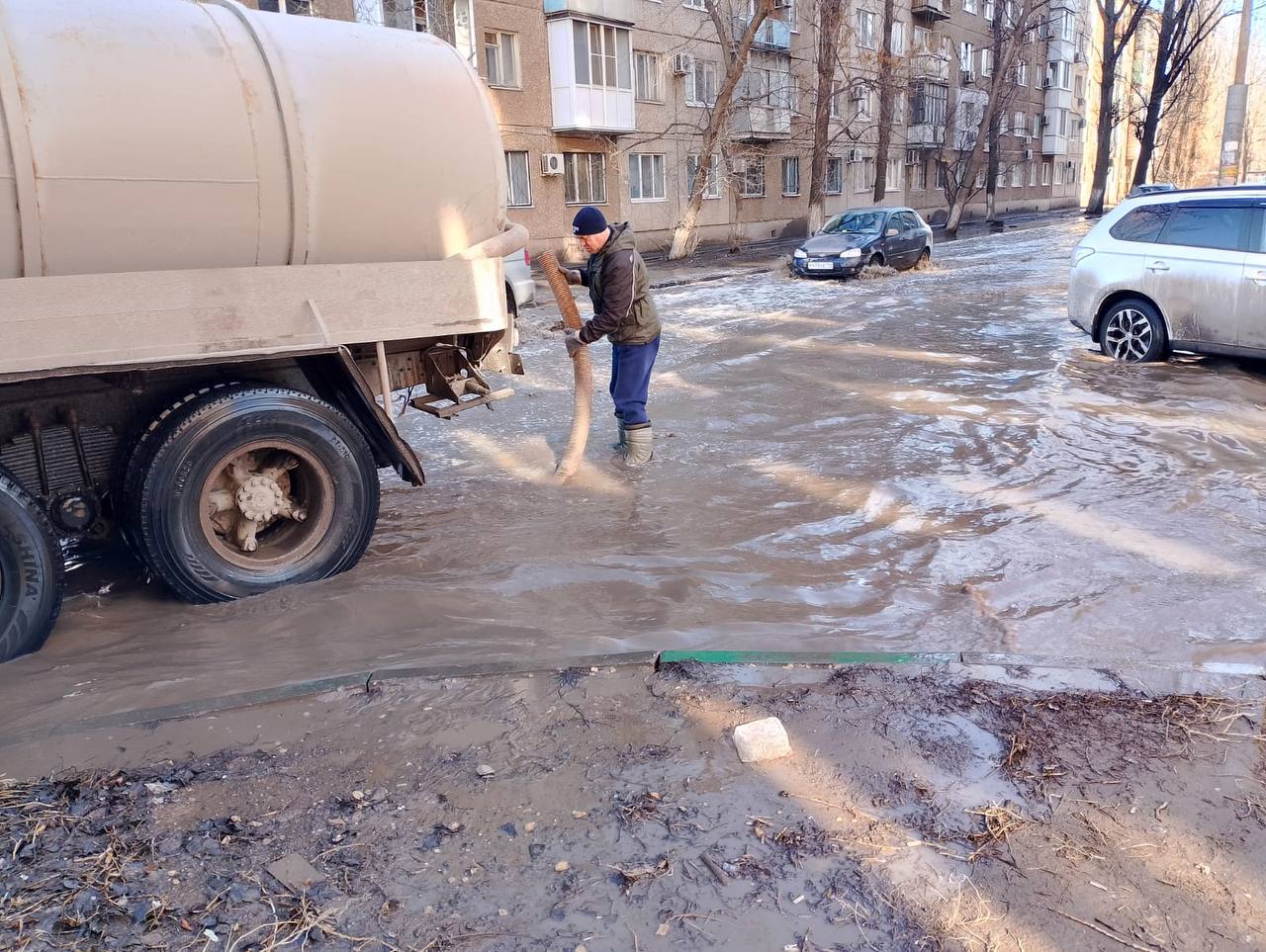 Энгельс тонет