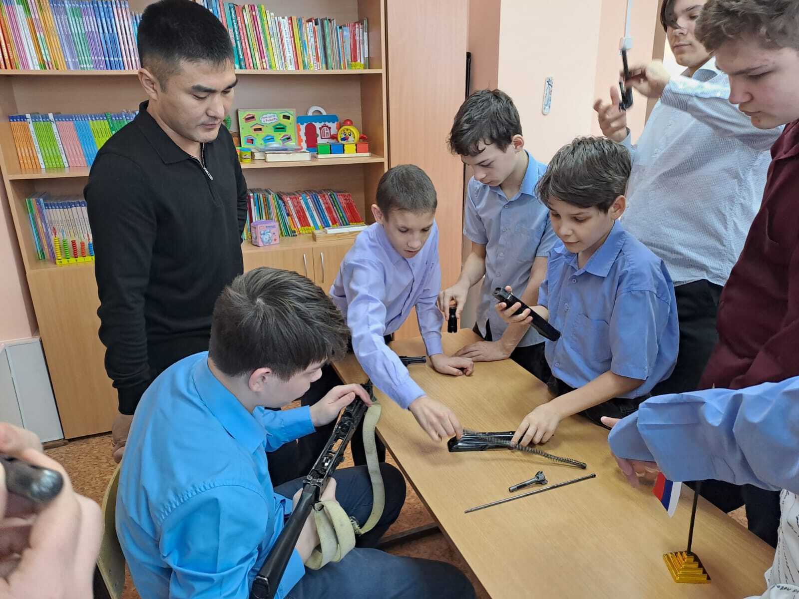 Ерлан Картакаев с детьми 