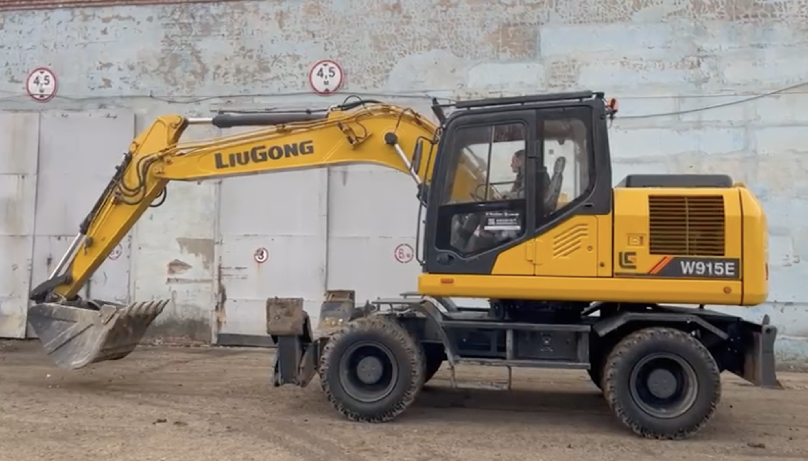 Новый экскаватор в Энгельсе