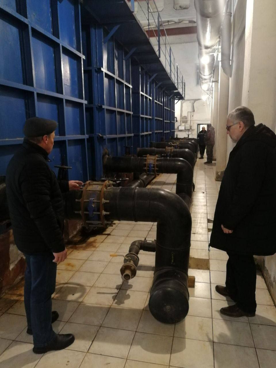 Сергей Зюзин осматрвиает очистные сооружения 
