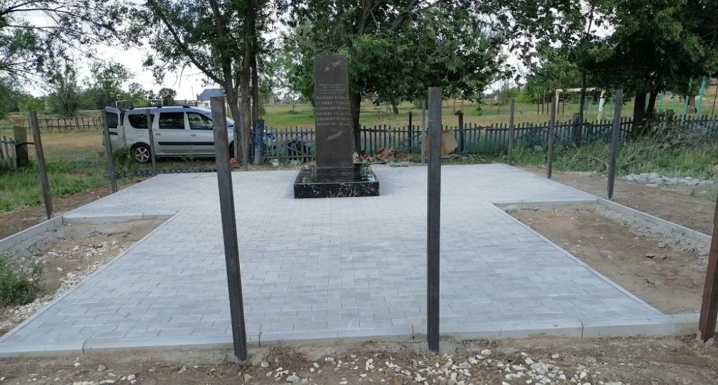 Памятник в селе Орлов Гай