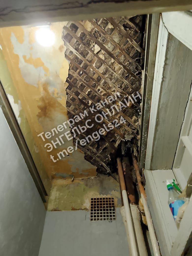 Потолок упал в Энгельсе еще