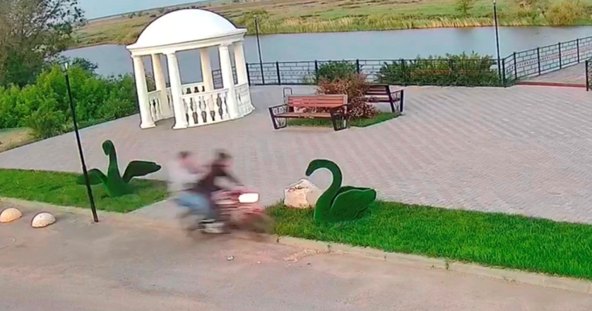 Подростки на мопедах в Питерке