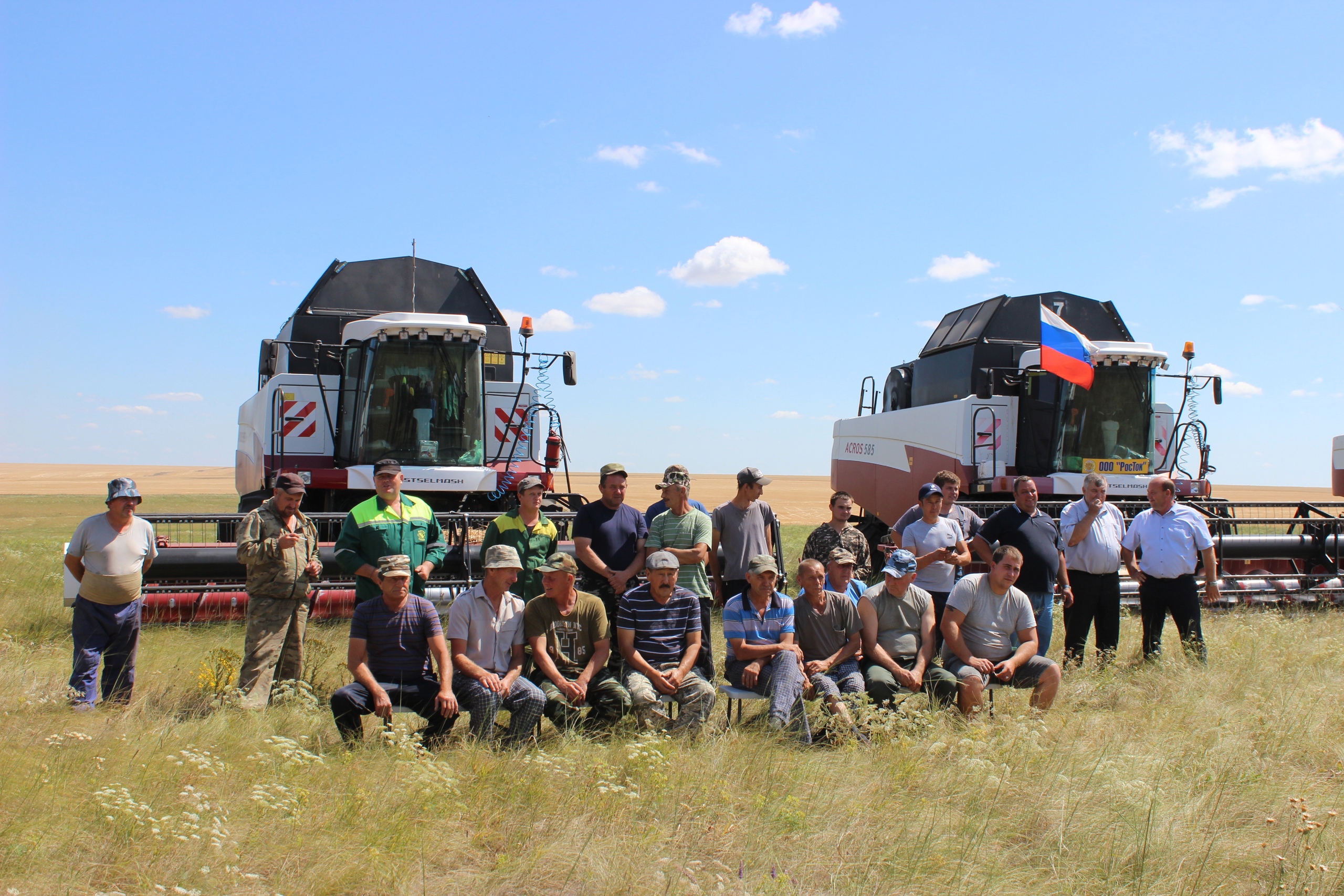 Комбайнеры слушают концерт в Ивантеевке