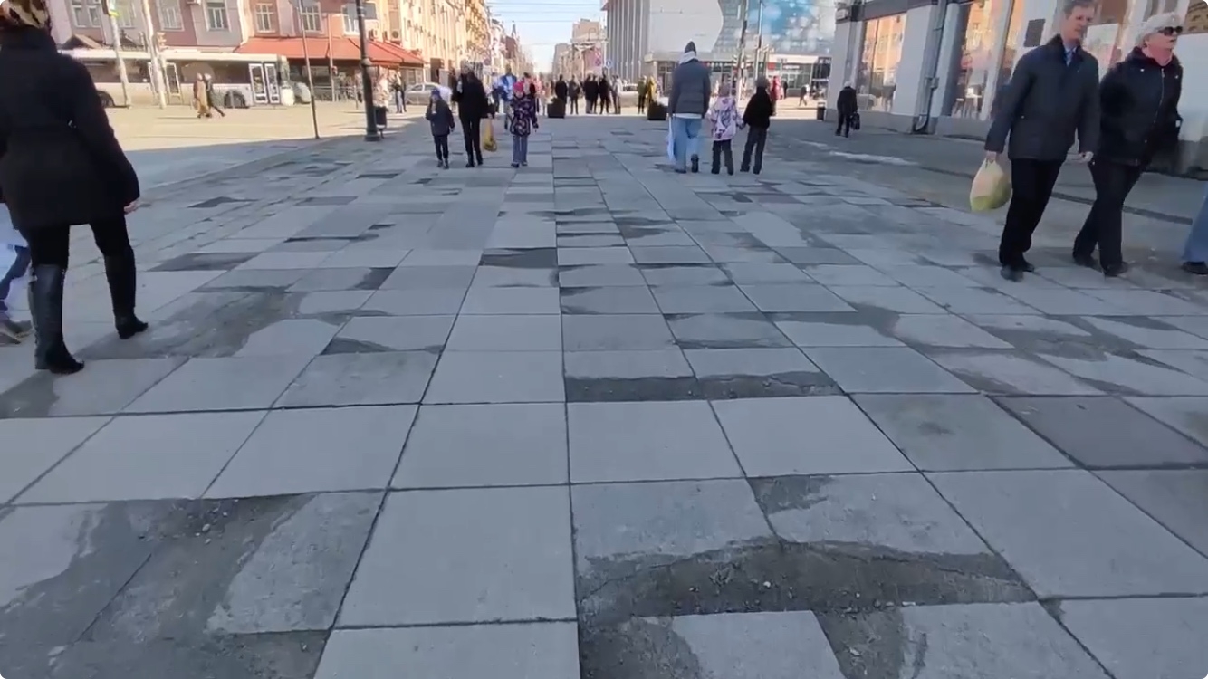 Разбитую плитку на площади Кирова в Саратове заменят до 8 мая