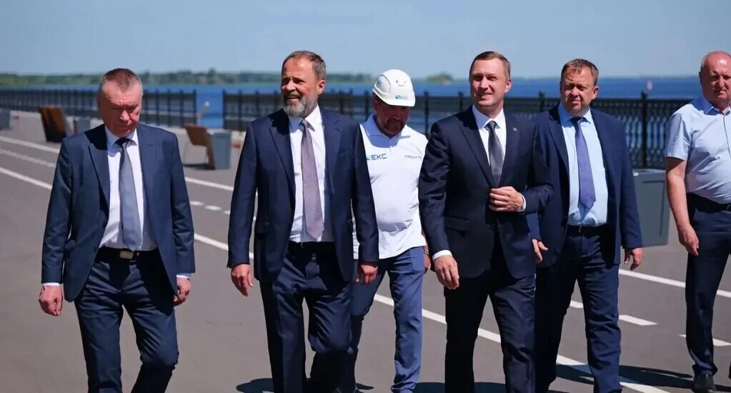 Полпред Игорь Комаров на набережной Саратова