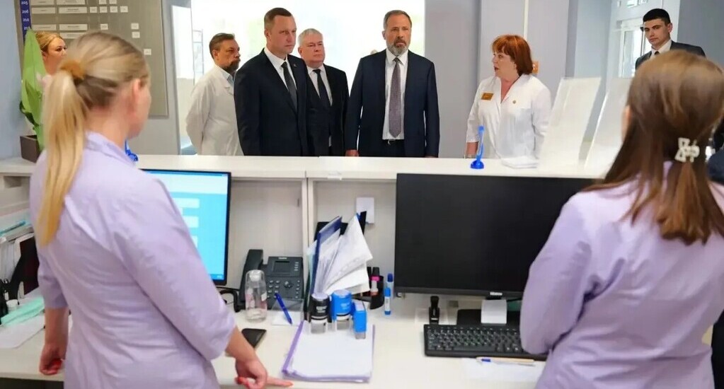 Полпред Игорь Комаров в поликлинике в Энгельсе