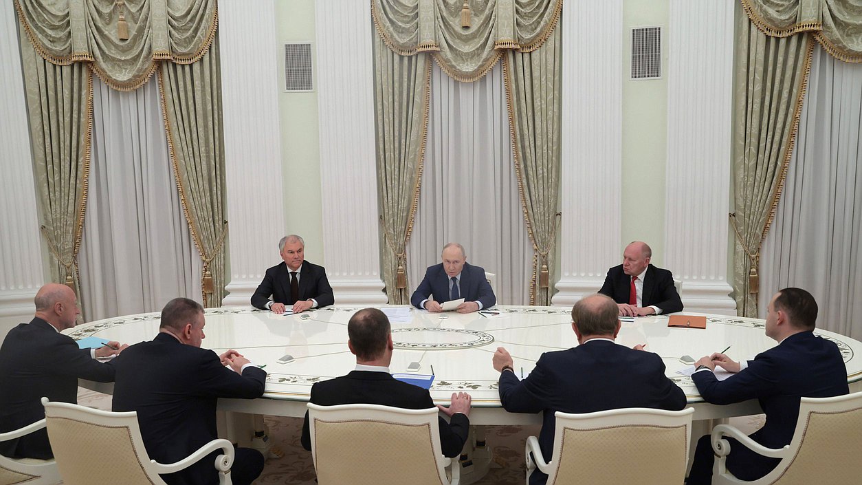 Путин - партиям: народное доверие необходимо оправдать своей работой Путин - партиям: народное доверие необходимо оправдать своей работой
