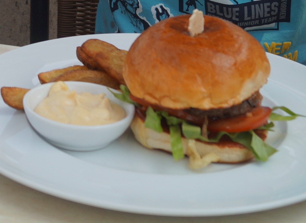 Саратовец месяц питался фастфудом за счёт старшего брата