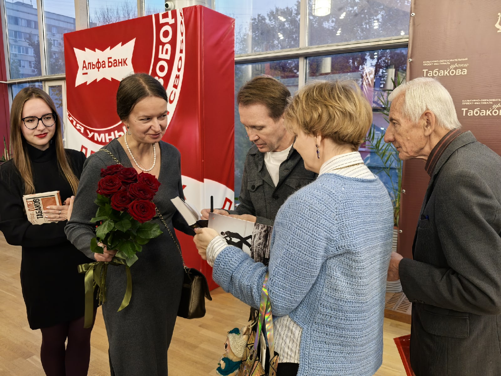 Евгений Миронов в Саратове раздает автографы еще