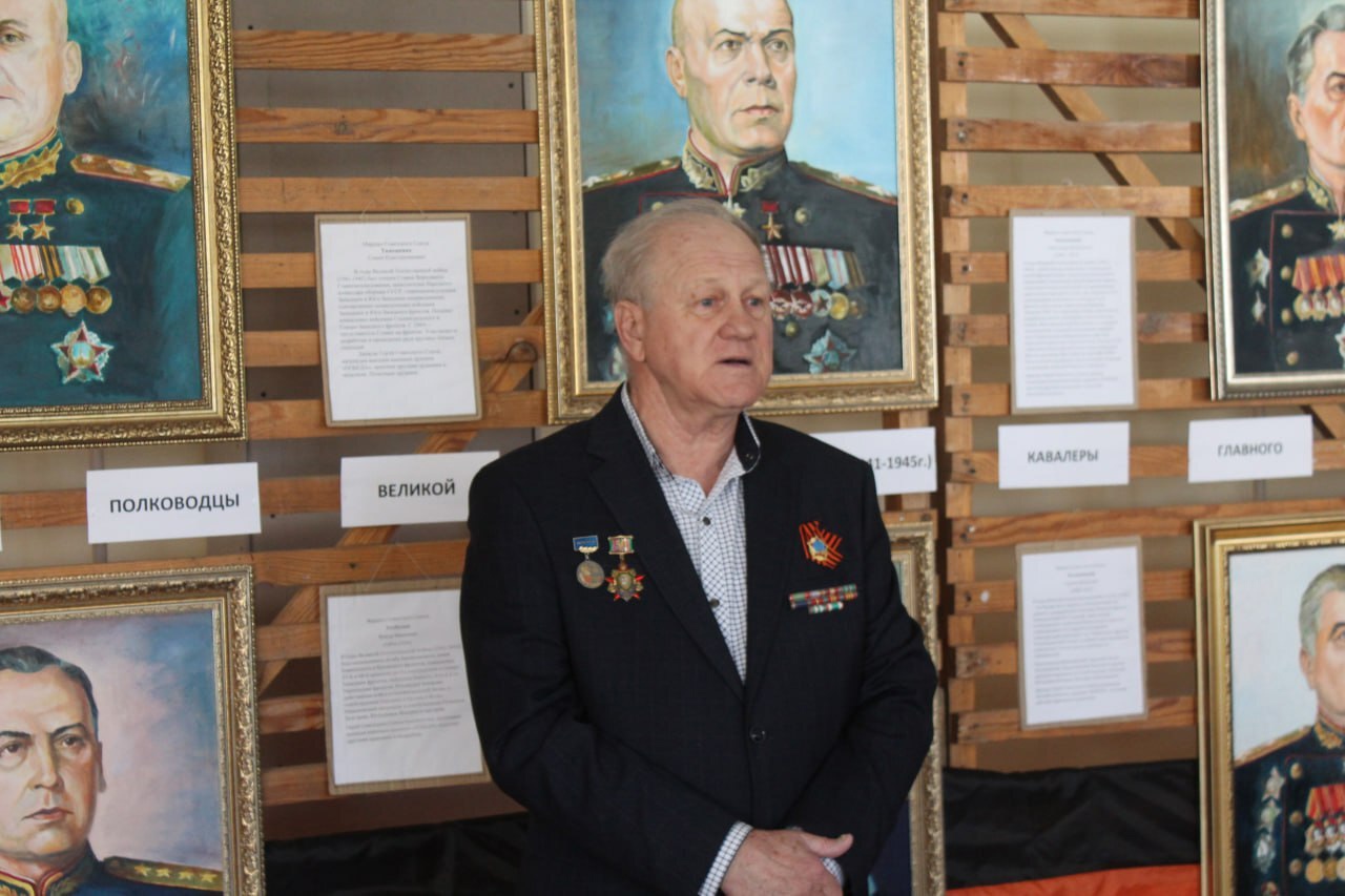 Хвалынский художник написал портреты Маршалов Победы